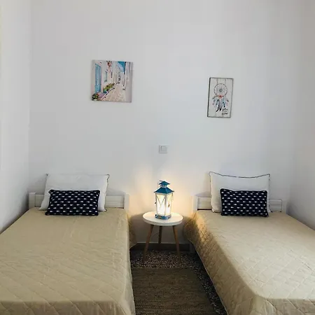 Holiday home Stylish For 6 In